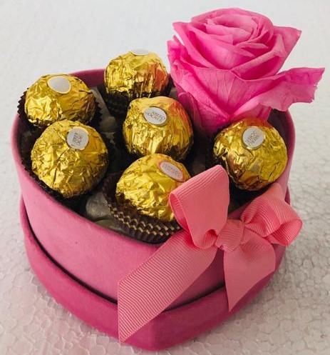 Rosa Preservada en Caja Coraz�n y Bombones